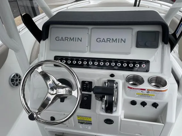 Slide: The Image of Finseeker 220 CC 2024 - 10