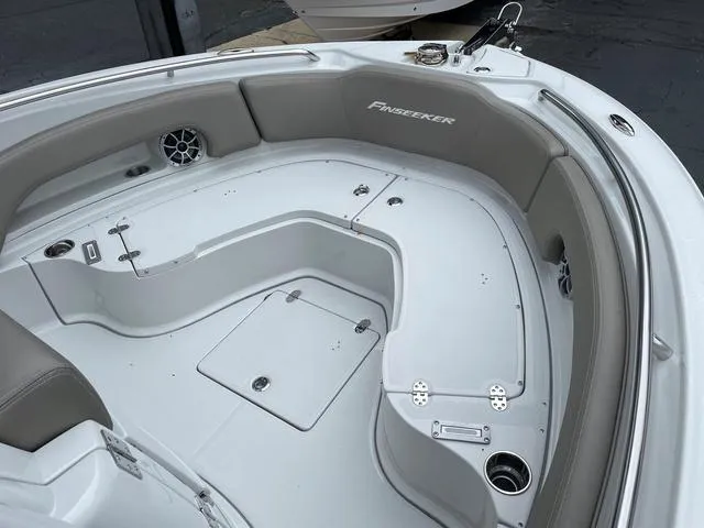 Slide: The Image of Finseeker 220 CC 2024 - 11