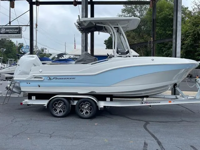 Slide: The Image of Finseeker 220 CC 2024 - 4