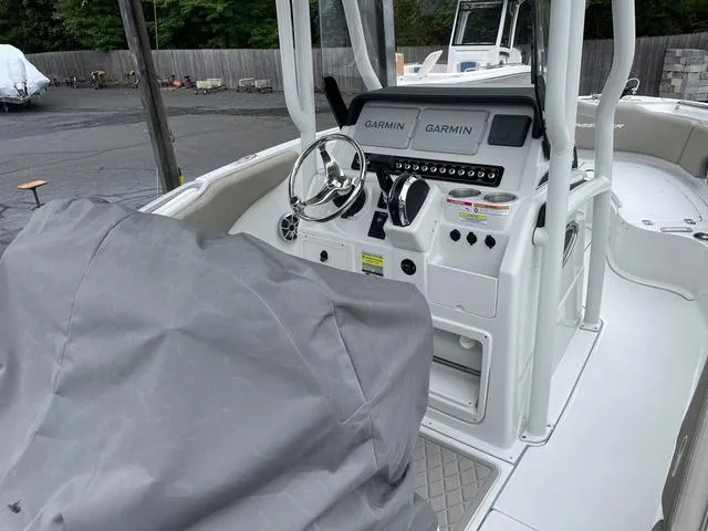 Slide: The Image of Finseeker 220 CC 2024 - 8