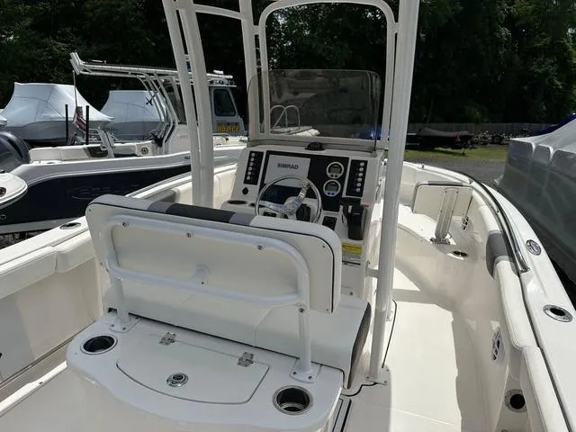 Slide: The Image of Robalo R222 Center Console 2024 - 5