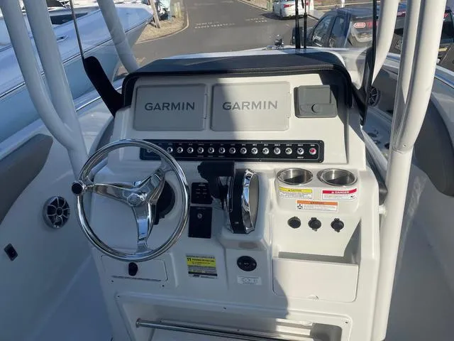 Slide: The Image of Finseeker 220 CC 2024 - 9