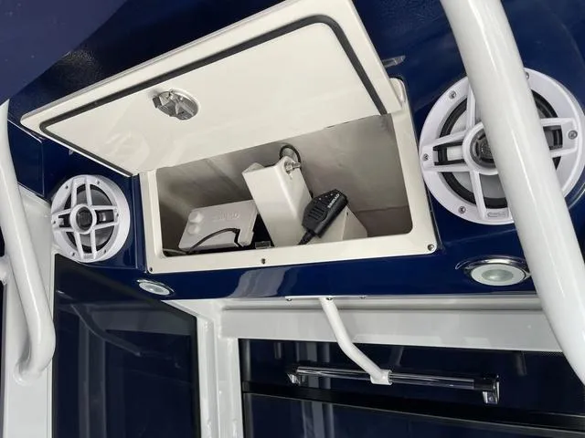 Slide: The Image of Robalo R250 Center Console 2024 - 16