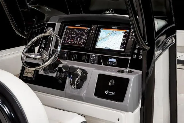 Slide: The Image of Robalo R250 Center Console 2024 - 23