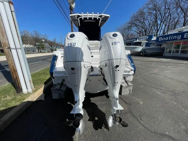 Slide: The Image of Robalo R250 Center Console 2024 - 7