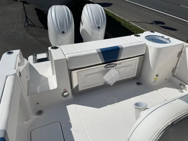 Slide: The Image of Robalo R250 Center Console 2024 - 8