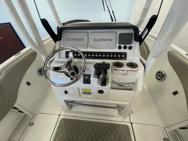 Slide: The Image of Finseeker 230 CC 2024 - 7