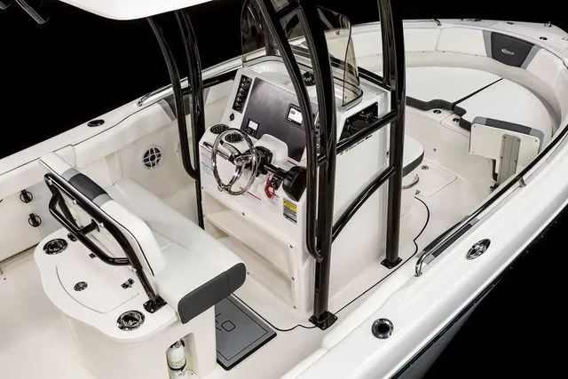 Slide: The Image of Robalo R222 Center Console 2025 - 18