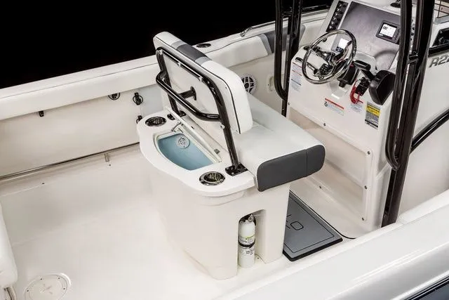 Slide: The Image of Robalo R222 Center Console 2025 - 19