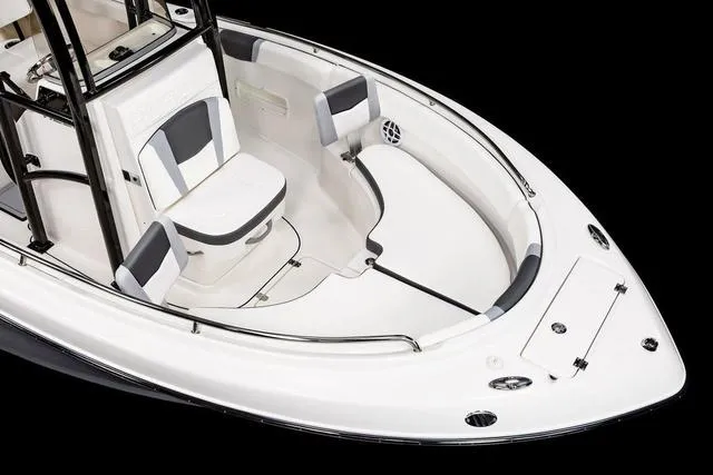 Slide: The Image of Robalo R222 Center Console 2025 - 7