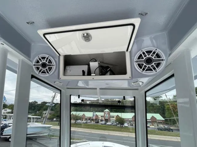 Slide: The Image of Robalo R270 Center Console 2025 - 10