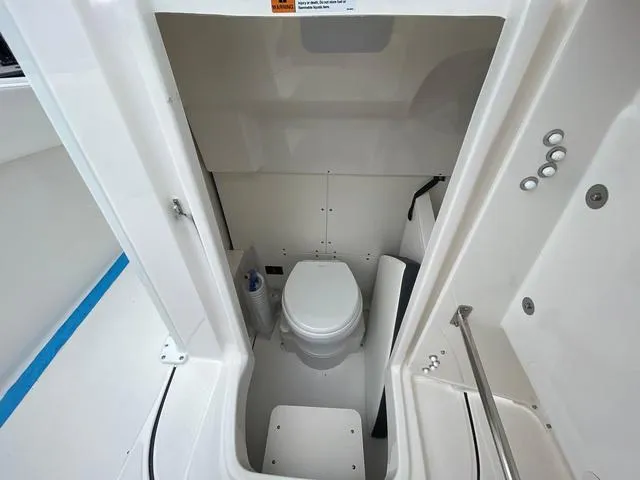 Slide: The Image of Robalo R270 Center Console 2025 - 14