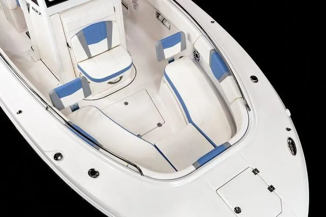Slide: The Image of Robalo R270 Center Console 2025 - 18