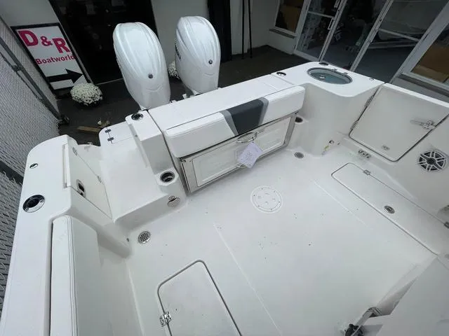 Slide: The Image of Robalo R270 Center Console 2025 - 6