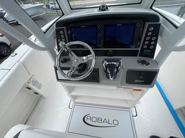 Slide: The Image of Robalo R270 Center Console 2025 - 9