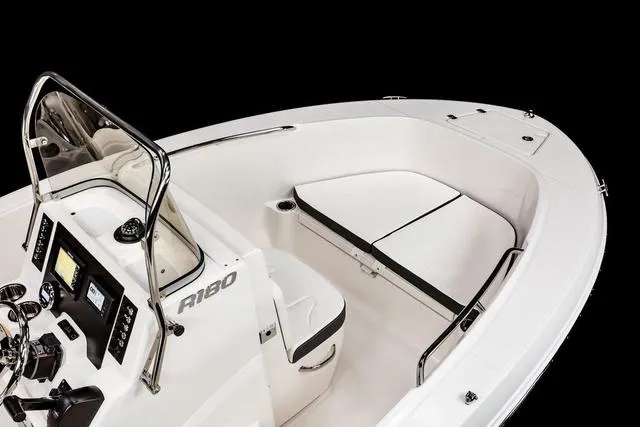 Slide: The Image of Robalo R180 Center Console 2025 - 14