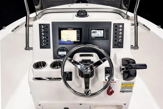 Slide: The Image of Robalo R180 Center Console 2025 - 18