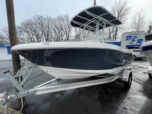 Slide: The Image of Robalo R180 Center Console 2025 - 3