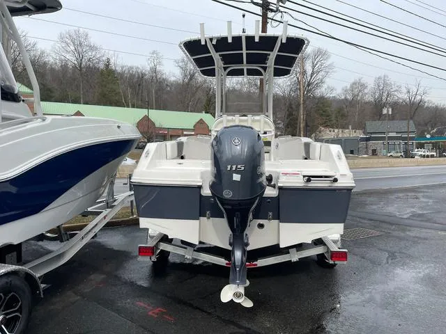 Slide: The Image of Robalo R180 Center Console 2025 - 4