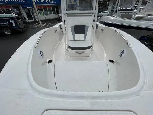 Slide: The Image of Robalo R180 Center Console 2025 - 5