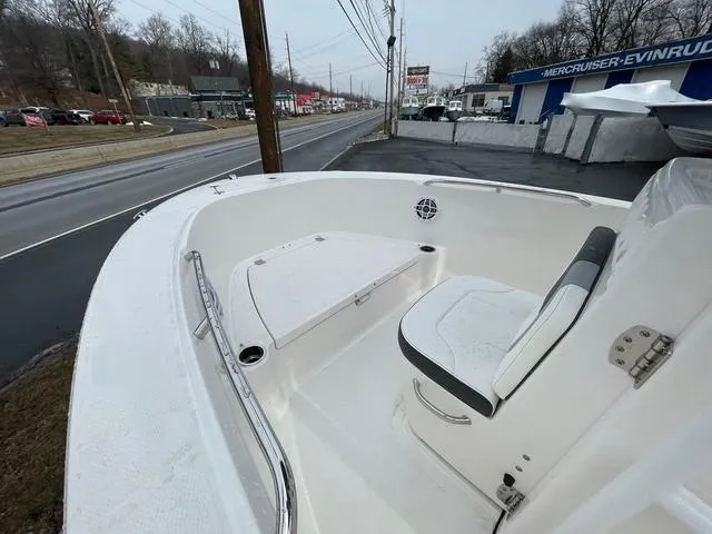 Slide: The Image of Robalo R180 Center Console 2025 - 6