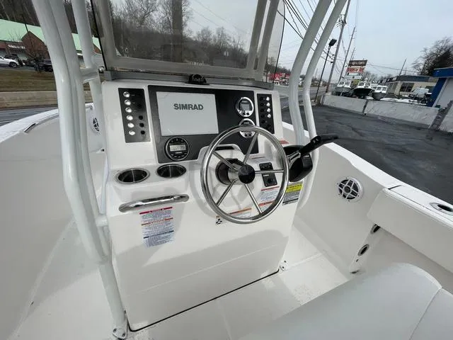 Slide: The Image of Robalo R180 Center Console 2025 - 8