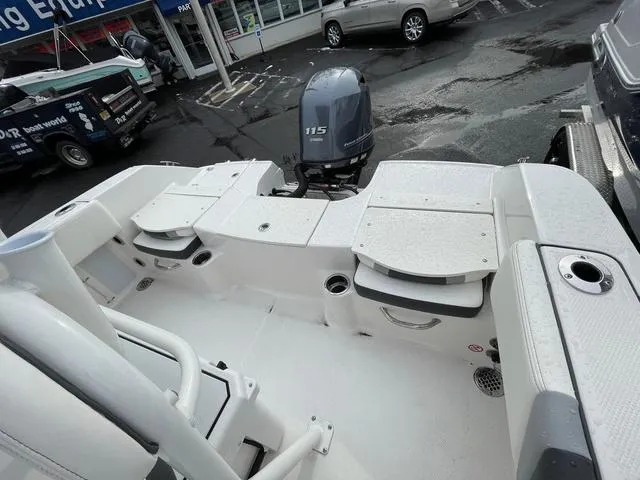 Slide: The Image of Robalo R180 Center Console 2025 - 9