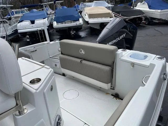 Slide: The Image of Finseeker 220 CC 2022 - 5