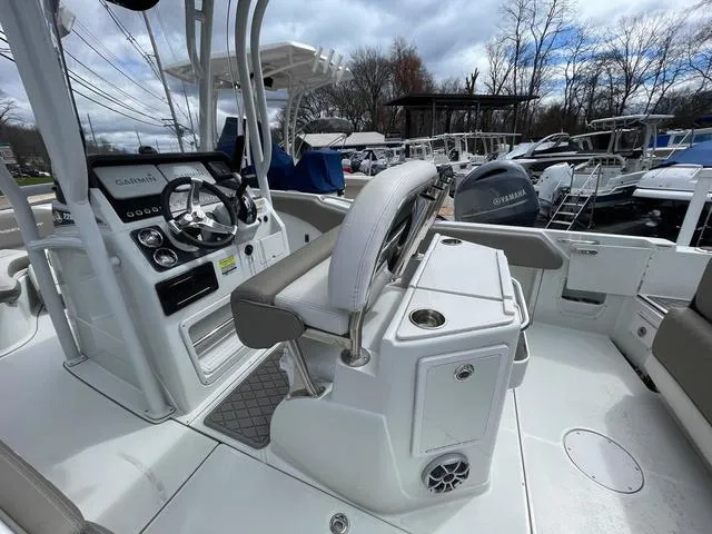 Slide: The Image of Finseeker 220 CC 2022 - 6