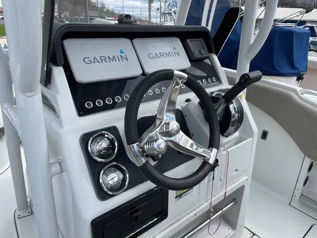 Slide: The Image of Finseeker 220 CC 2022 - 7