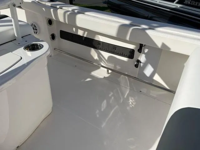 Slide: The Image of Robalo R222 Center Console 2022 - 10