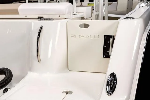 Slide: The Image of Robalo R222 Center Console 2022 - 28