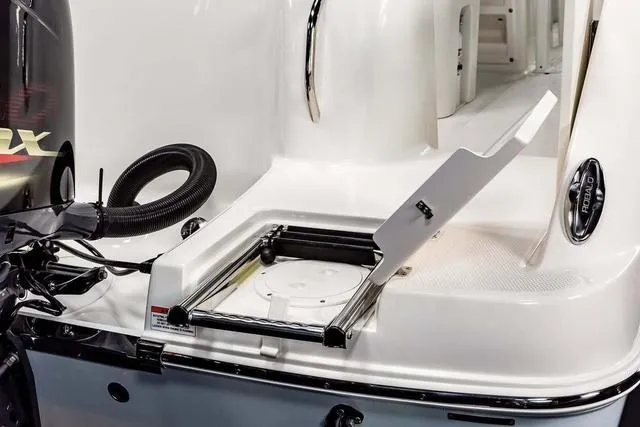 Slide: The Image of Robalo R222 Center Console 2022 - 29