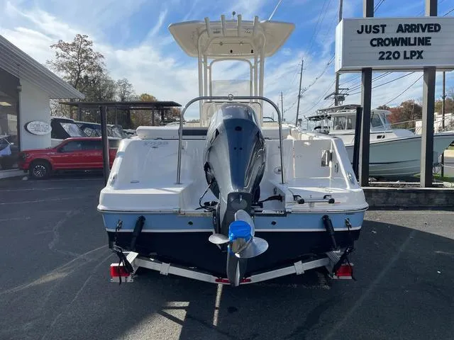 Slide: The Image of Robalo R222 Center Console 2022 - 5