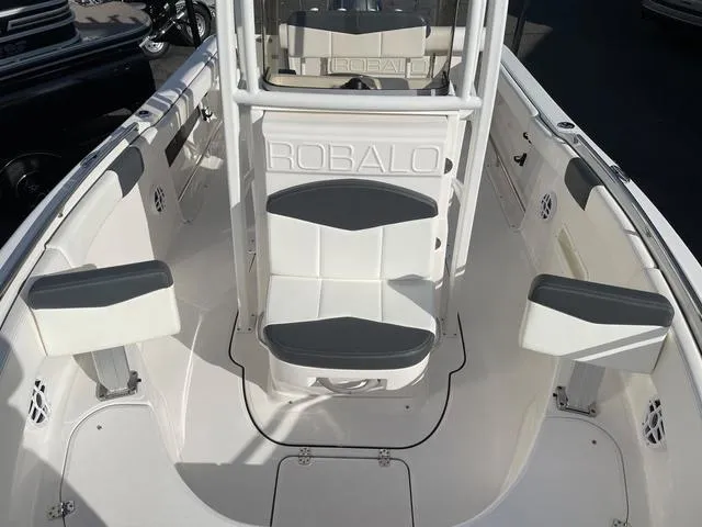 Slide: The Image of Robalo R222 Center Console 2022 - 6