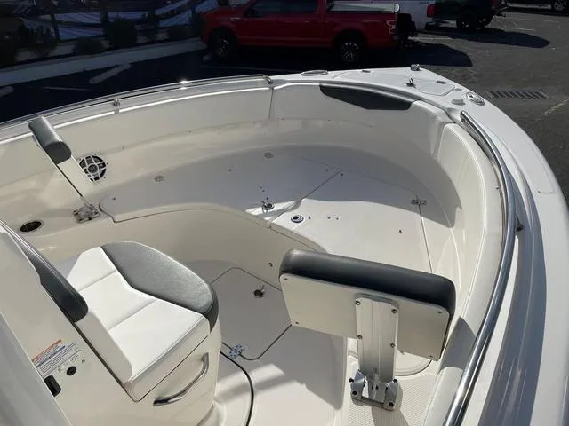 Slide: The Image of Robalo R222 Center Console 2022 - 7