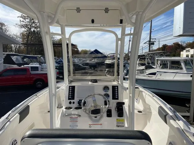 Slide: The Image of Robalo R222 Center Console 2022 - 9