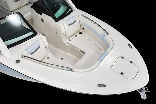 Slide: The Image of Robalo R257 Dual Console 2025 - 10