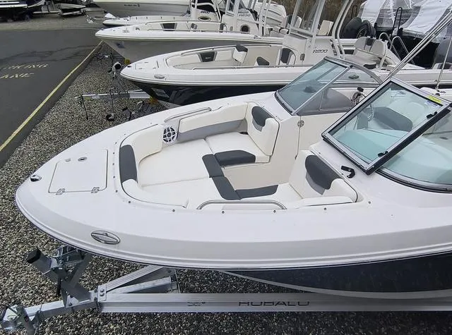 Slide: The Image of Robalo R207 Dual Console 2024 - 6