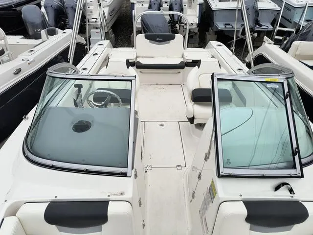 Slide: The Image of Robalo R207 Dual Console 2024 - 8