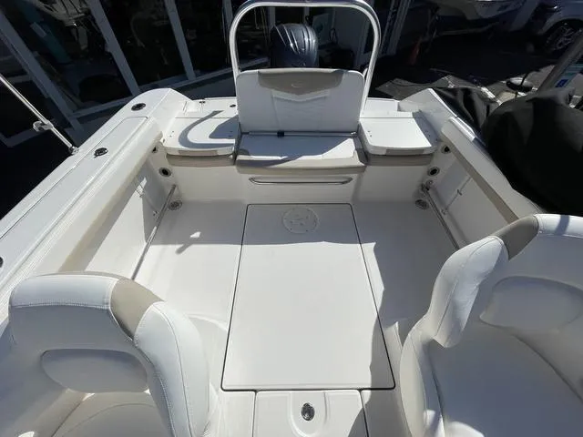 Slide: The Image of Robalo R207 Dual Console 2025 - 9