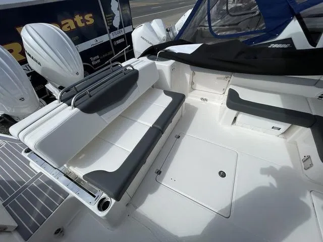 Slide: The Image of Robalo R317 Dual Console 2025 - 41