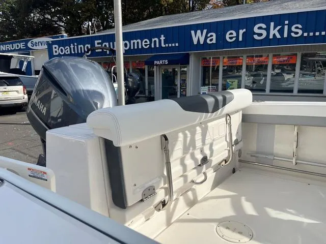 Slide: The Image of Robalo R247 Dual Console 2020 - 10