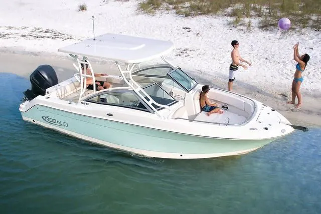 Slide: The Image of Robalo R247 Dual Console 2020 - 14