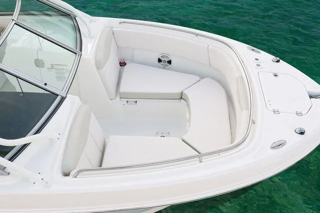 Slide: The Image of Robalo R247 Dual Console 2020 - 15