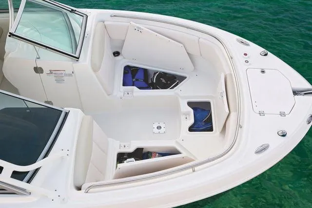 Slide: The Image of Robalo R247 Dual Console 2020 - 17