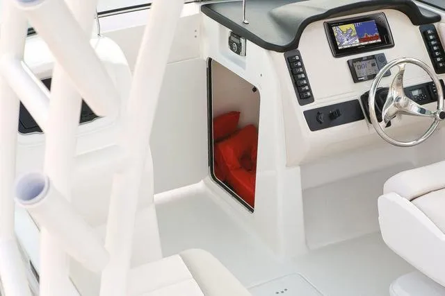 Slide: The Image of Robalo R247 Dual Console 2020 - 18