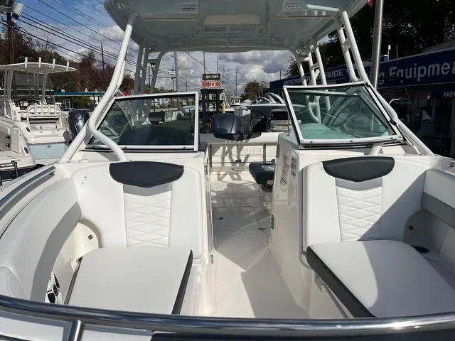 Slide: The Image of Robalo R247 Dual Console 2020 - 9