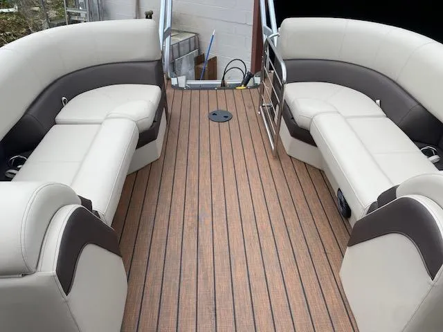 Slide: The Image of Bentley Pontoons Elite 223 Admiral 2025 - 4