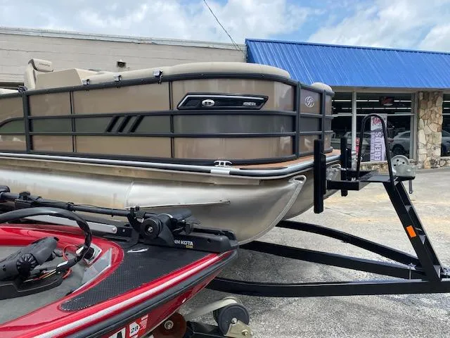 Slide: The Image of Bentley Pontoons Elite 223 Admiral 2025 - 6